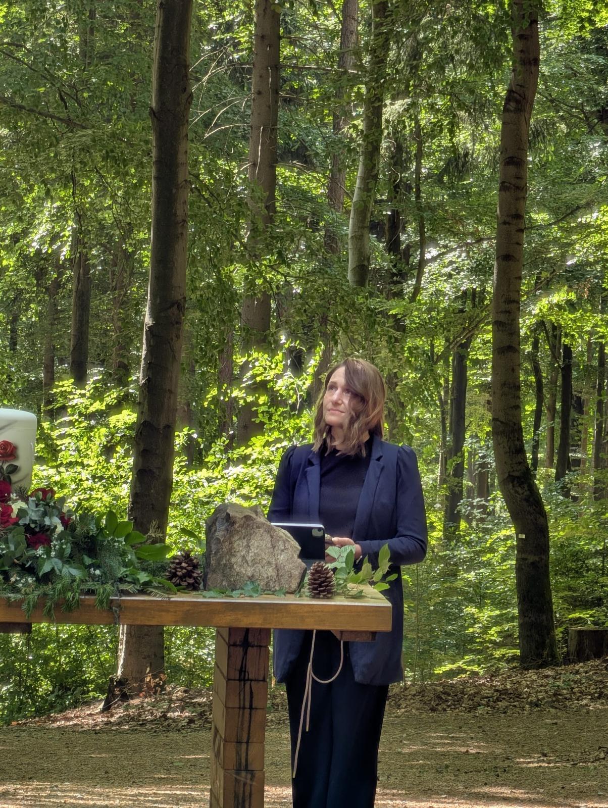 Antje Scholz als freie Rednerin bei einer Lebensfeier im Wald